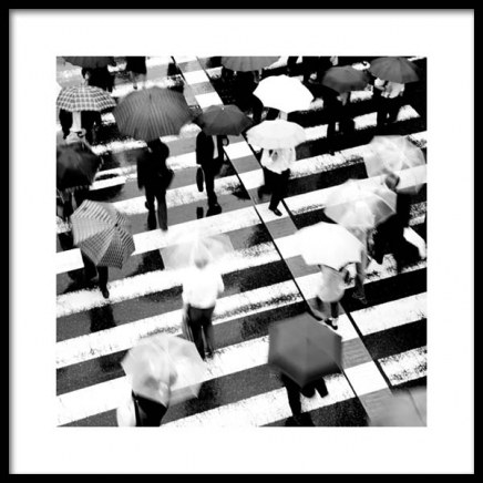 Umbrellas on Crosswalk Plakat i gruppen Plakater / Svarthvitt hos Desenio AB (11678)
