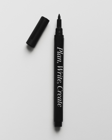 – En svart krittpenn som brukes til å skrive på pleksiglass