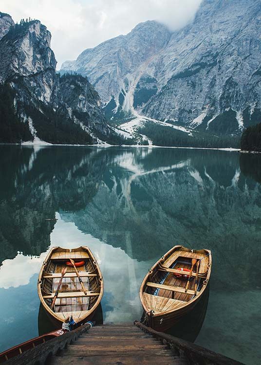  – Fotografi av to båter i en innsjø, med tåkete fjell i bakgrunnen