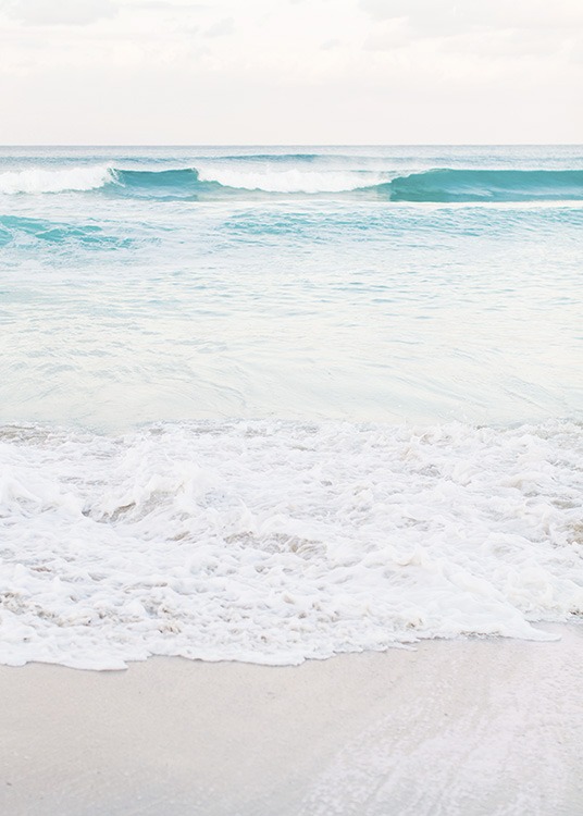 – Plakat av en strand og havet i pastellfarger