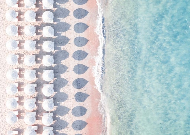 – Plakat av en strand med solsenger og parasoller