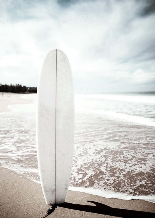 – Plakat av et surfebrett foran en strand