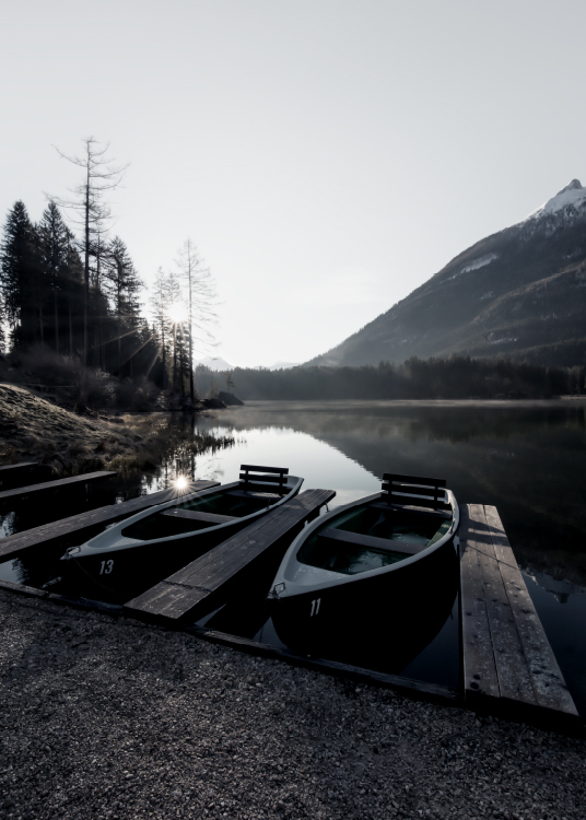 Boats by the Lake Plakat / Naturmotiv hos Desenio AB (11120)