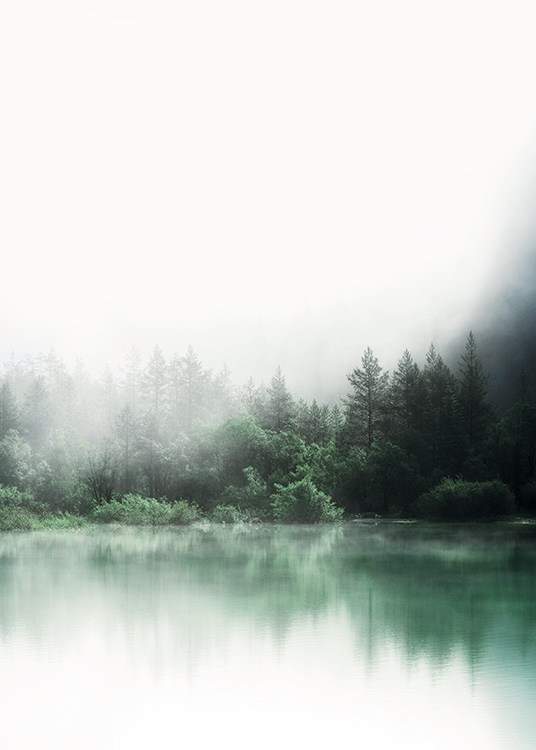  – Fotografi av en innsjø foran en skog, med grønne trær som speiler seg i innsjøen
