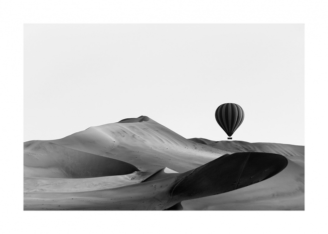 Hot Air Balloon Over Dunes Plakat