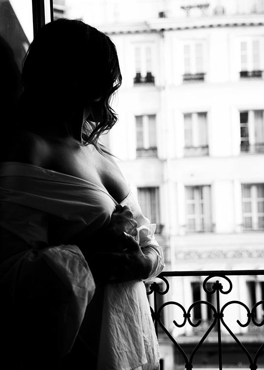 – Svart-hvitt bilde av en kvinne som står ved vinduet