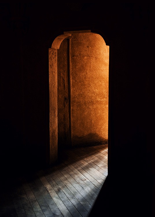– Fotografi av lyset som skinner gjennom en åpning mellom mørke vegger.