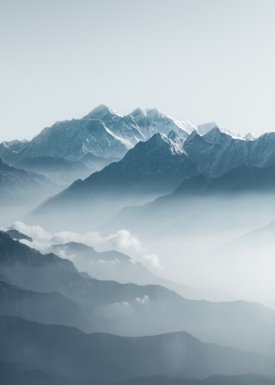 – Fotografi av alpene med en sky snikende forbi.