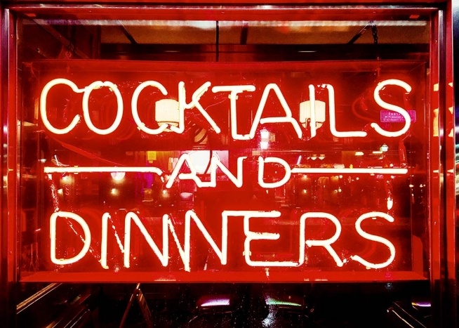 – Neonskilt i knallrødt med en restaurant i bakgrunnen.