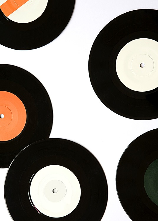 –Plakat av vinylplater på en hvit bakgrunn.