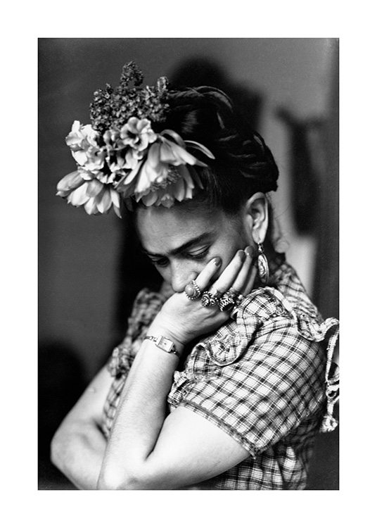  – Svarthvitt-fotografi av Frida Kahlo med blomster i håret og haken i hånden