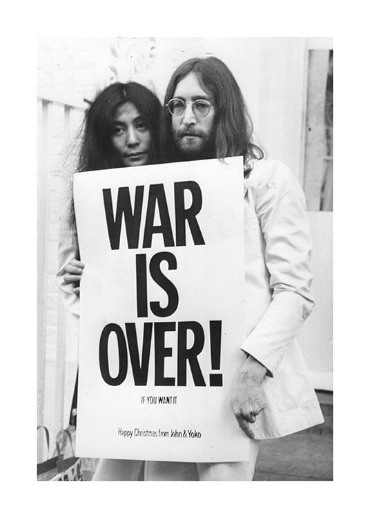  – Svarthvitt-fotografi av John Lennon og Yoko Ono som holder et protestskilt