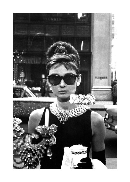  – Svarthvitt-fotografi av Audrey Hepburn iført solbriller, fra «Breakfast at Tiffany’s»