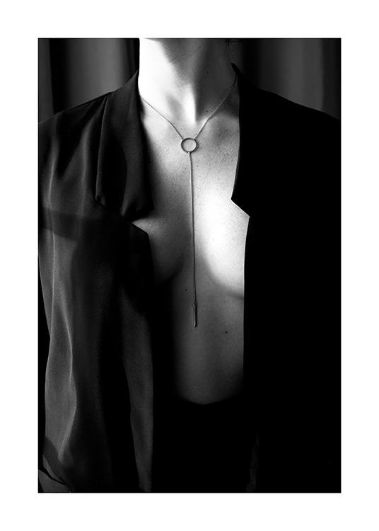 Woman With Necklace Plakat / Svarthvitt hos Desenio AB (12017)