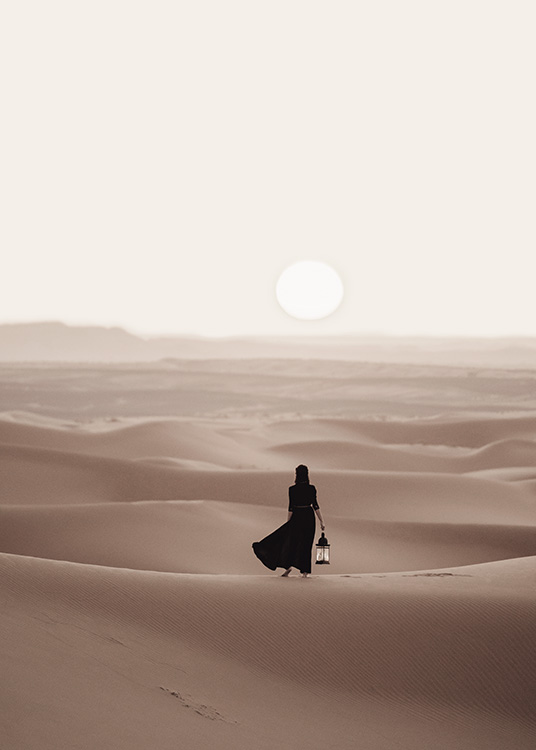 Woman in Desert Plakat / Naturmotiv hos Desenio AB (12341)