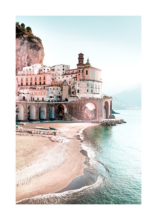  – By ved havet og en sandstrand ved Amalfikysten i Italia