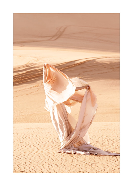  – Naturfotografi av en kvinne i en lys kjole i ørkenen