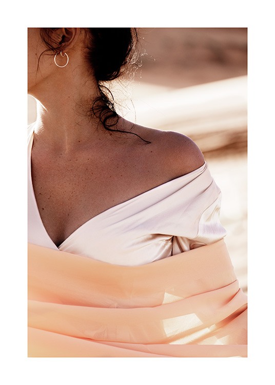 – Fotografi av kvinne i ørkenen, iført en hvit topp som viser skulderen hennes