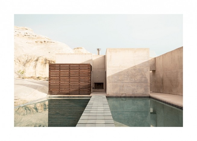 – Fotografi av betongbygning med fjell i bakgrunnen og basseng i forgrunnen