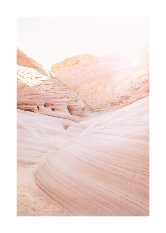  – Fotografi av ørkenlandskap med rosa juv og bølgesteiner