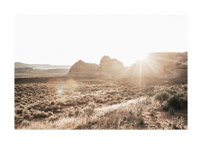 – Fotografi av landskap med juv og ørken, med bakgrunnsbelysning