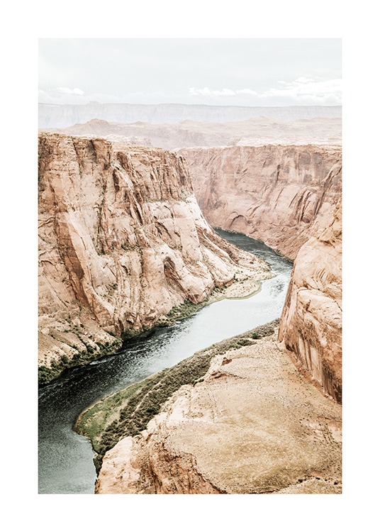  – Fotografi av en elv som renner gjennom et juv, sett ovenfra