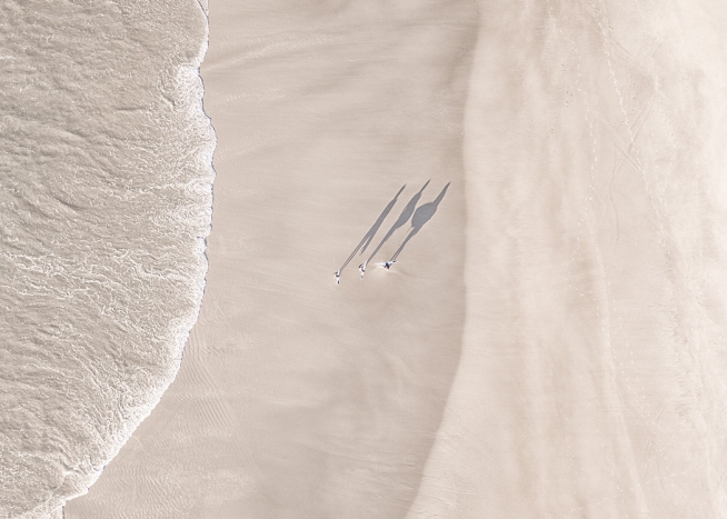 Luftfoto av surfere på en sandstrand 