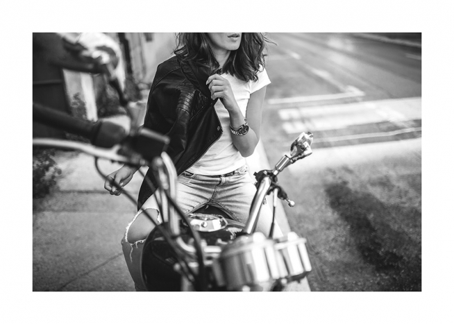 Svarthvitt-fotografi av en kvinne som sitter på en motorsykkel, iført en skinnjakke