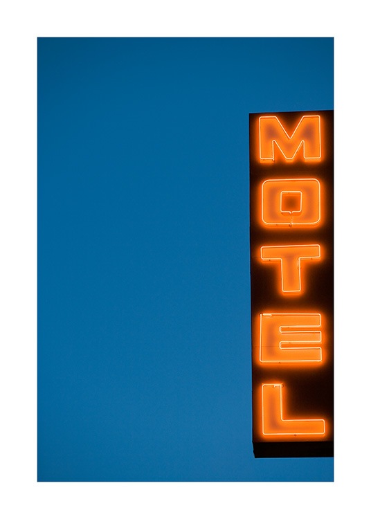  - Foto av skilt med neonlys og teksten Motel mot en mørkeblå bakgrunn