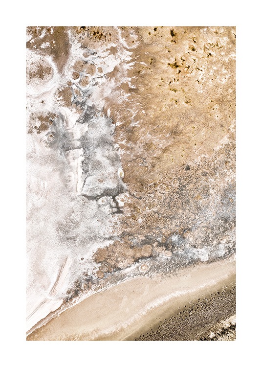  - Luftfoto av saltsjø i beige og hvitt med gullfargede detaljer