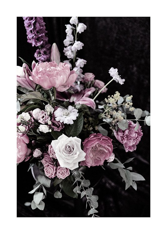  - Blomsterbukett med hvite, rosa og lilla blomster og grønne blader mot mørk bakgrunn