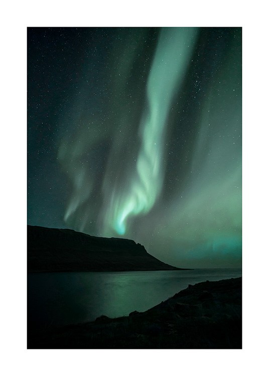  - Foto av grønne nordlys bak fjell og hav på Island