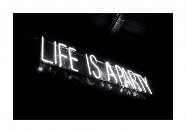  - Svart-hvitt foto av neonskilt med teksten Life is a party