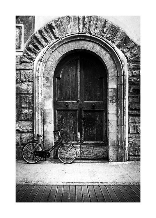  - Svart-hvitt foto av en rustikk dør med sykkel foran