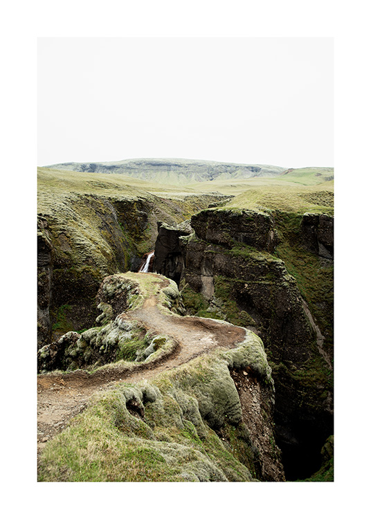 - Fotografi av en smal sti i grønt landskap på Island