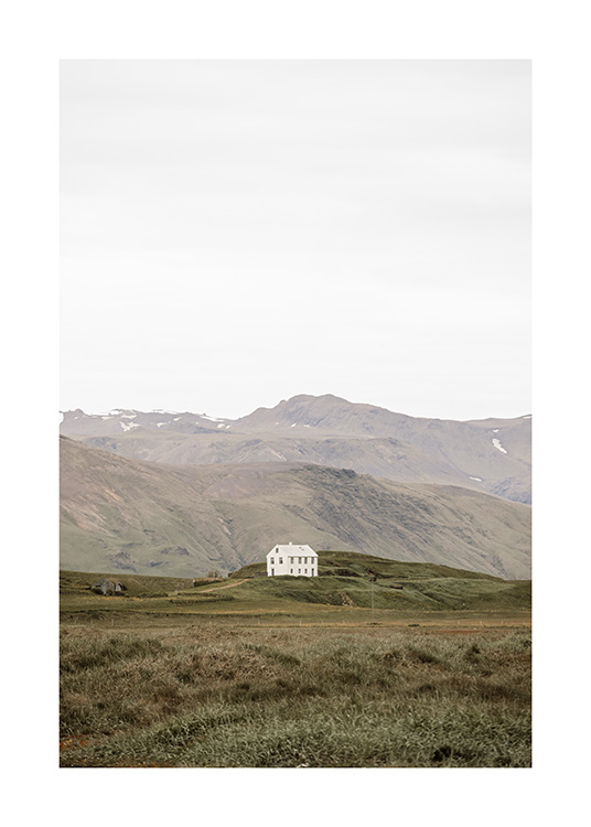  - Fotografi av landskap på Island, med et ensomt hus med fjell i bakgrunnen