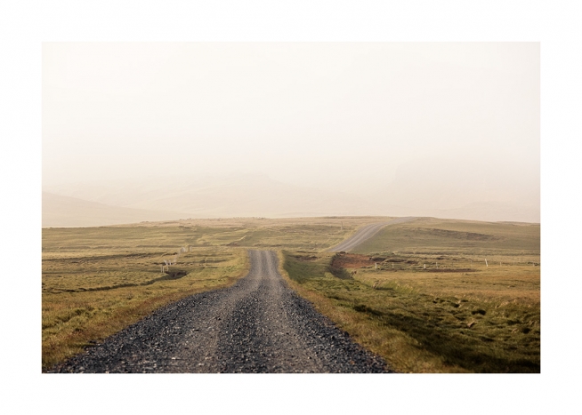  - Fotografi av islandsk landskap med grusvei og grønne enger