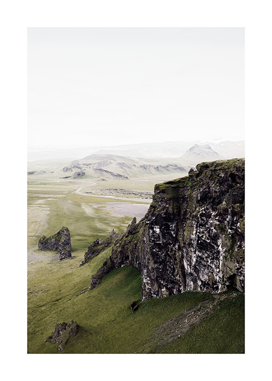  – Fotografi av grønt landskap med fjell og steiner