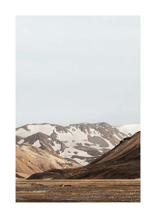 - Fotografi av snødekt fjellandskap på Island