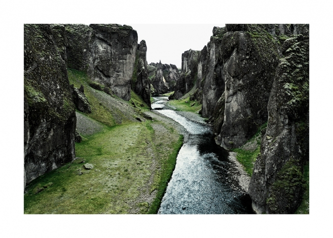  - Fotografi av elvedalen Fjaðrárgljúfur med elv og grønt landskap