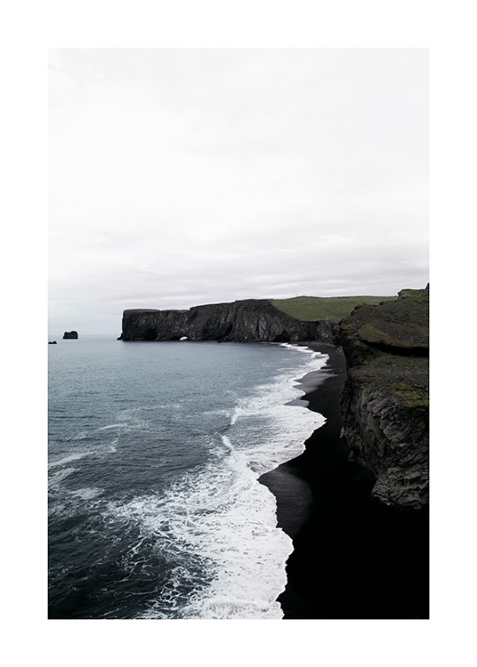  – Fotografi av kysten med svarte klipper, svart strand og bølger