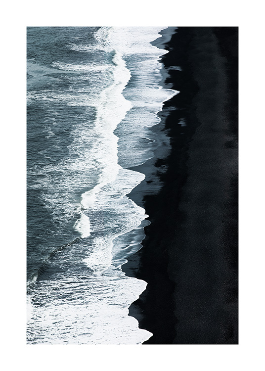  – Fotografi av bølger og svart sandstrand på Island