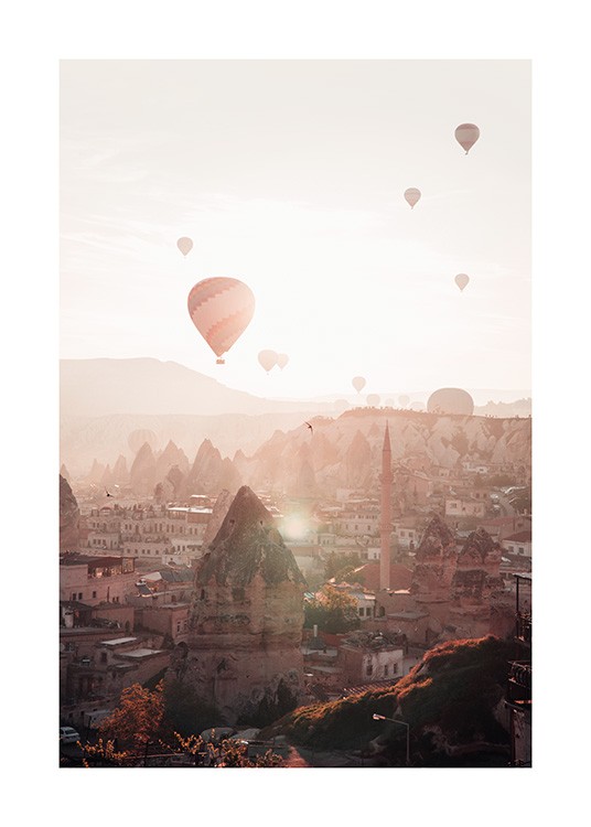  – Fotografi av luftballonger i solnedgangen over byen Cappadocia i Tyrkia