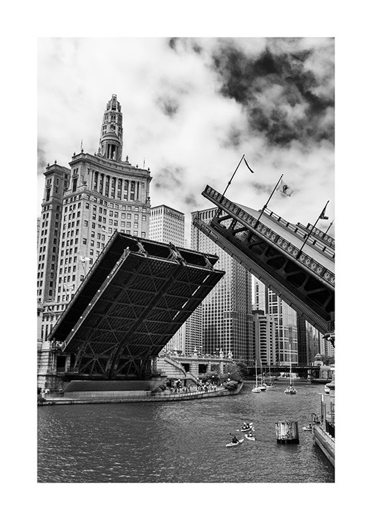  - Svarthvitt-fotografi av Chicago Bridge som åpnes, med båter på elven og bygninger i bakgrunnen