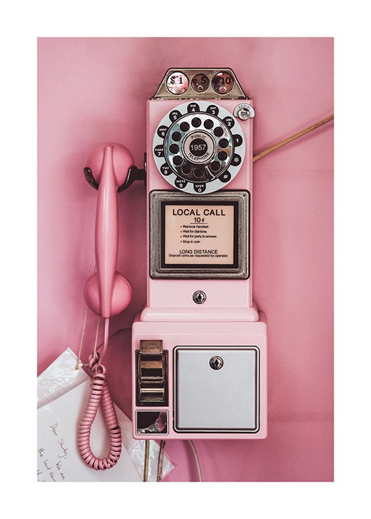 - Fotografi av en rosa telefonautomat i retrostil, mot rosa bakgrunn