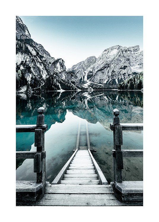  - Naturfotografi av snødekte fjell bak en innsjø i Braies i Italia, med trapper ned i innsjøen
