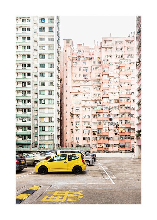  - Fotografi fra Hongkong med en gul bil foran pastellfargede bygninger i grønt og fersken