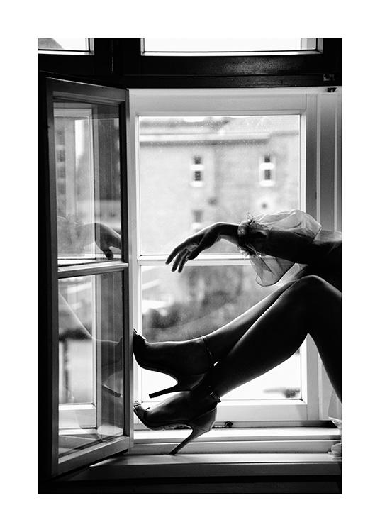  - Svart-hvitt fotografi av en kvinne som sitter i et vindu, iført høyhælte sko