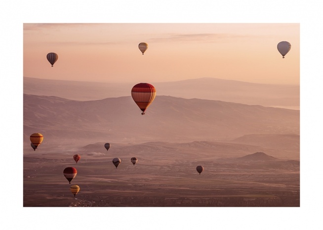  - Fotografi av et landskap i solnedgang, med luftballonger i luften