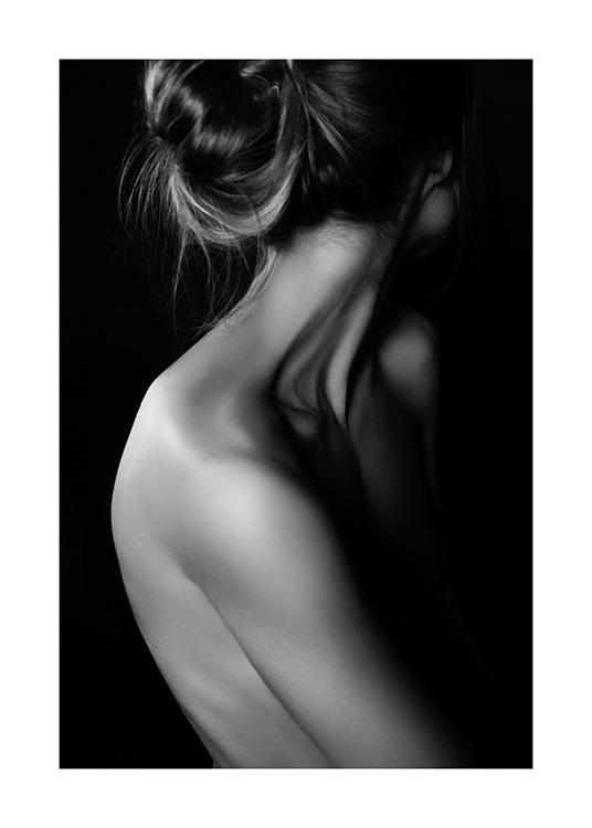  - Svart-hvitt fotografi av en kvinnes nakke og skulder